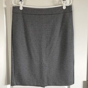 Ann Taylor Factory Pencil Skirt in Black Print, Size 10